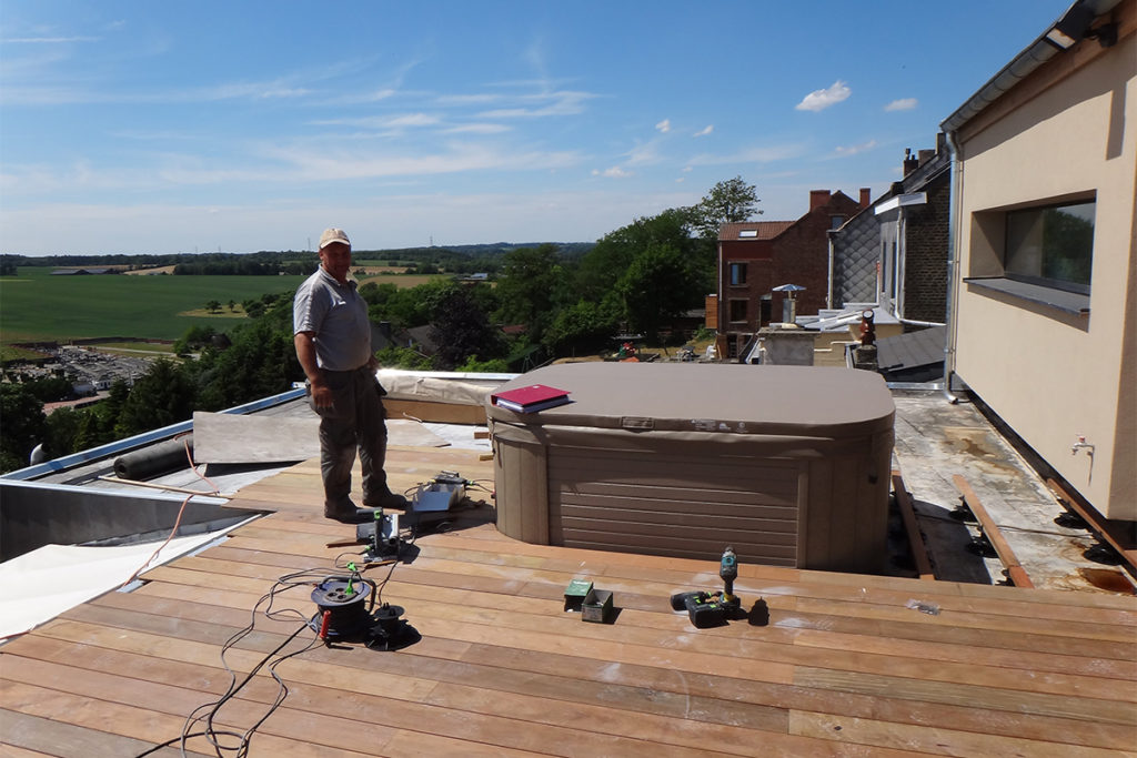 Terrasse en bois exotique et jacouzzi a Mont-St-Guibert