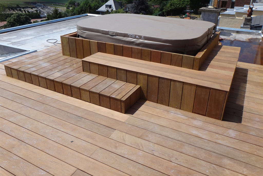 Terrasse en bois exotique et jacouzzi a Mont-St-Guibert